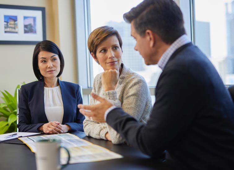 Un couple discute avec un représentant en services financiers.