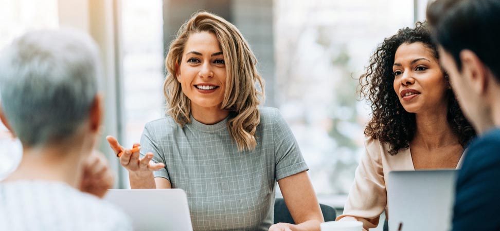 Deux femmes d’affaires discutent avec un client.